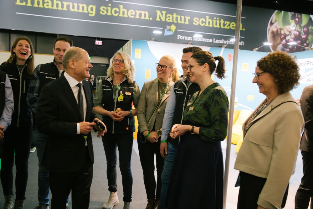 Grüne Woche: Bundeskanzler Olaf Scholz besucht ErlebnisBauernhof – Dialog und Nachhaltigkeit im Fokus